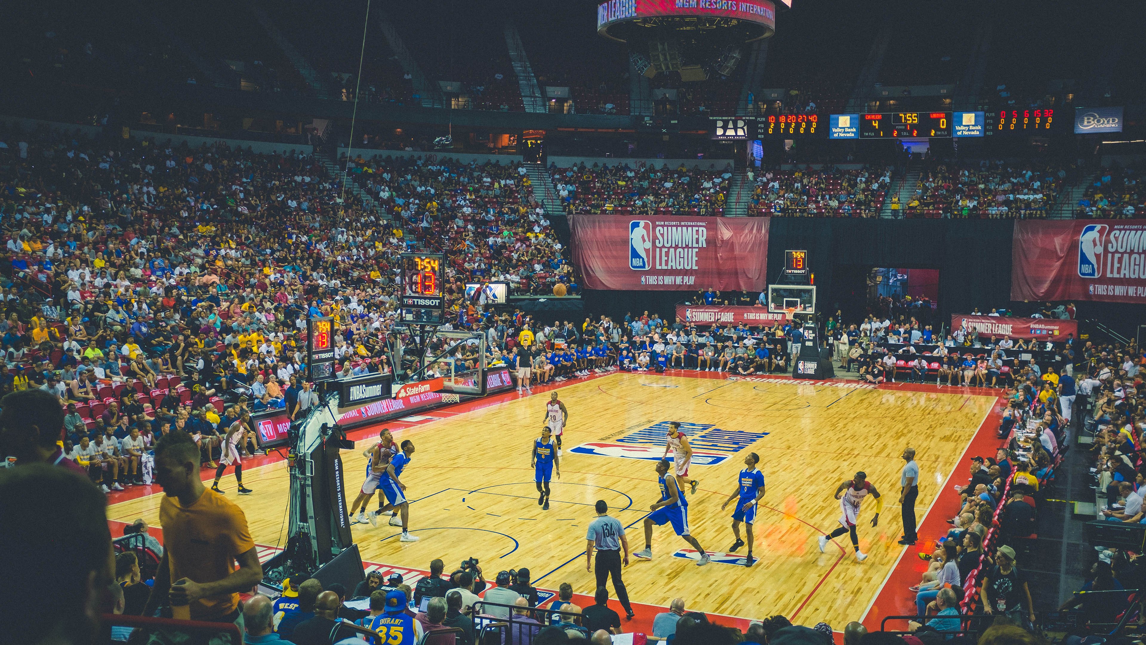 双方均有破门良机,战局胶着